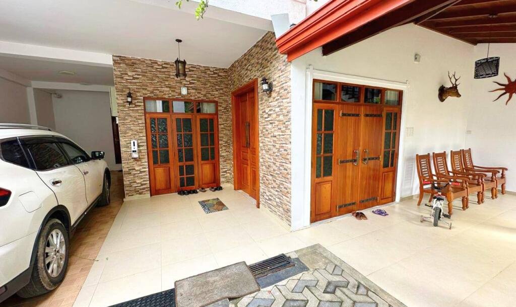 Ultra Luxury 3 storey house near Gampaha Udupila with all amenities built on 30 perches plot-2
