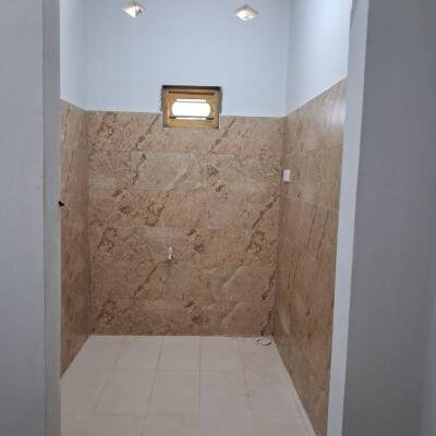 யாழ் : பலாலி  குரும்பசிட்டி  பிரதான  வீதியில்  வீடு விற்பனைக்கு உள்ளது