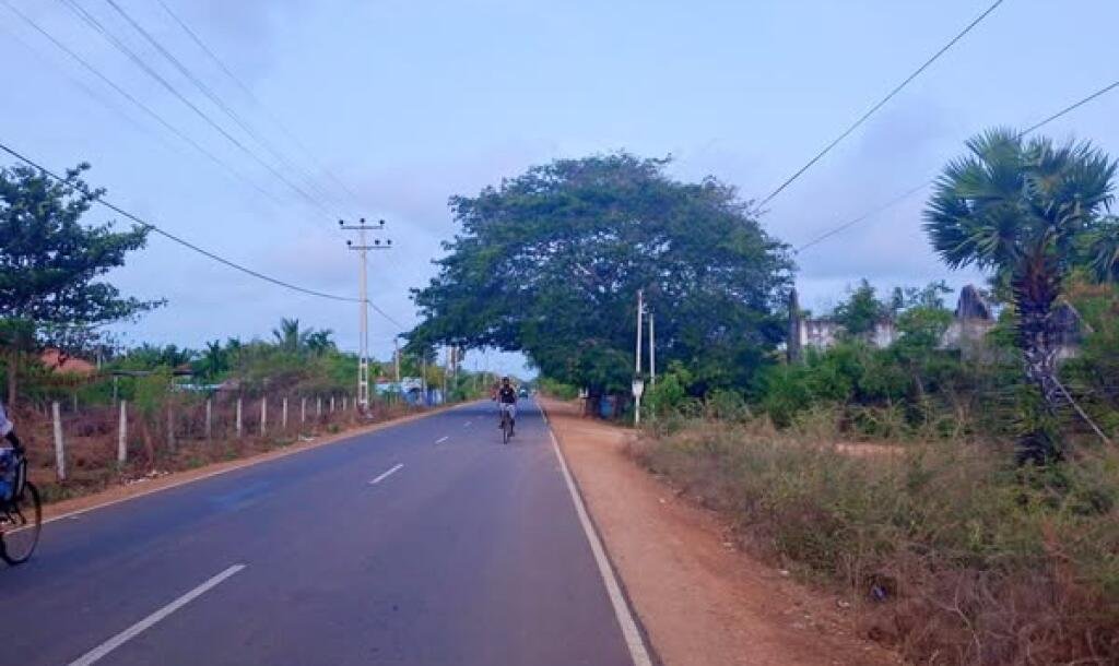 Jaffna: At Tellipalai Varthalavilan Airport Main Street Ghani is for sale.-1