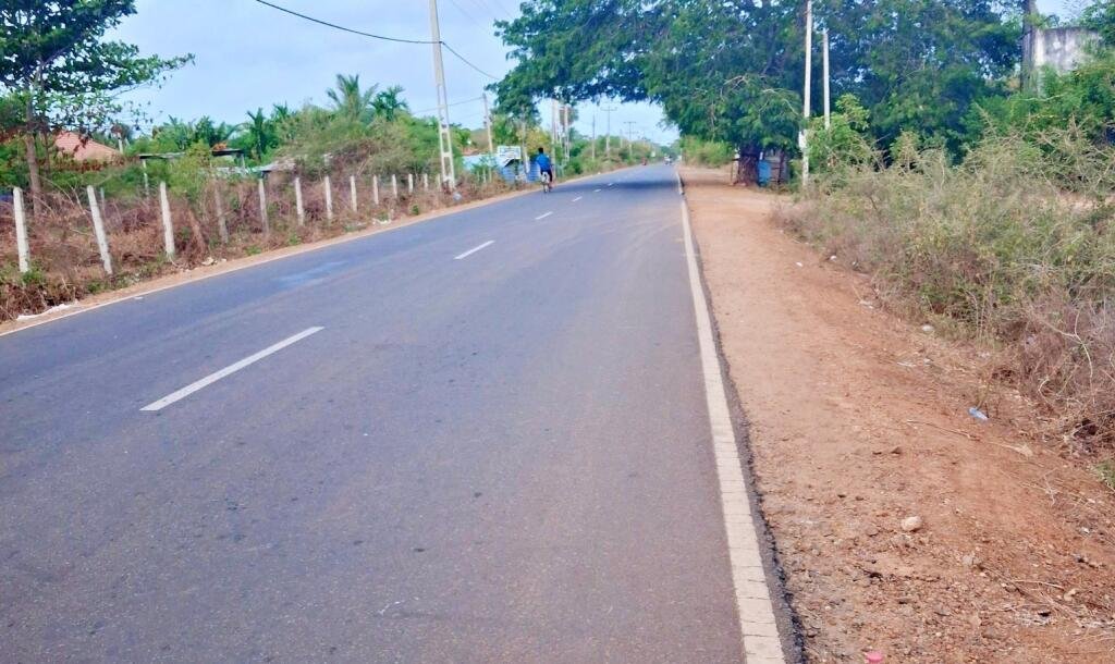 Jaffna: At Tellipalai Varthalavilan Airport Main Street Ghani is for sale.-2