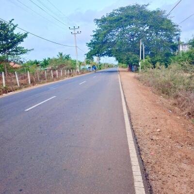 Jaffna: At Tellipalai Varthalavilan Airport Main Street Ghani is for sale.