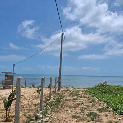 யாழ்ப்பாணம் கே.கே.எஸ்   கடற்கரை முகப்போடு காணி விற்பனைக்கு.
