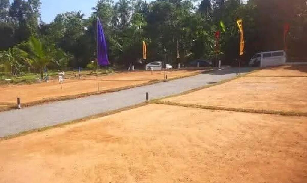 5 valuable plots near Kadawatha Wabada road for sale immediately.-1