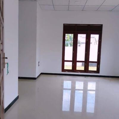 Moragahena unresidentified new house 100m to main bus road