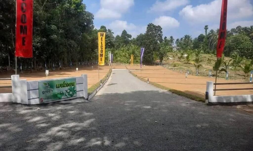 5 valuable plots near Kadawatha Wabada road for sale immediately.-3