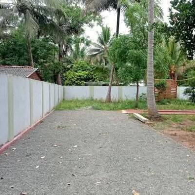 Vavuniya Kumangulam area 4 spreading sturdy house with round wall for sale.