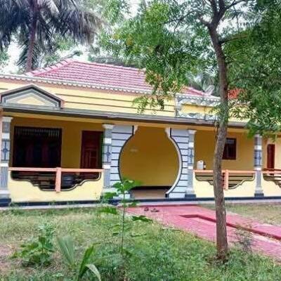 Vavuniya Kumangulam area 4 spreading sturdy house with round wall for sale.