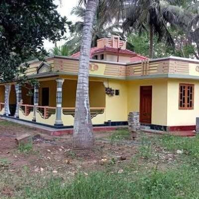 Vavuniya Kumangulam area 4 spreading sturdy house with round wall for sale.
