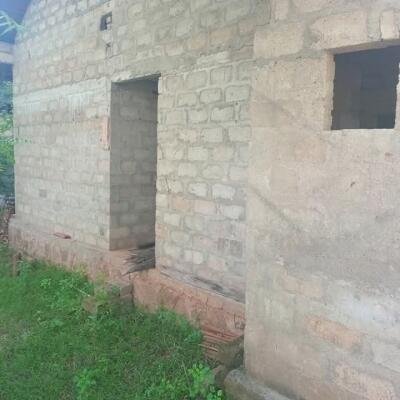 வவுனியா, தோணிக்கல், ஆலடி வீதிக்கு அருகில், 4 பரப்பு உறுதிக்காணி விற்பனைக்கு. 2 பக்க மதில், வீடு உள்ளது