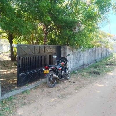 கைதடி - A9 வீதிக்கு அருகாமையில் அமைந்துள்ள, வீட்டுடன் கூடிய காணி விற்பனைக்கு prime location காணி