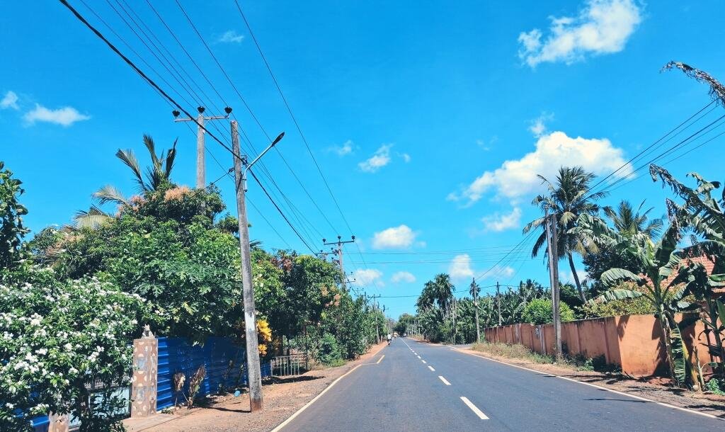 Puthur Achuveli till the moon Main street front with house-1
