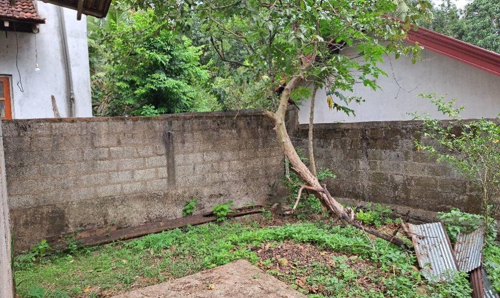 10 perches house for sale in Ganegoda area near 500 meters to Mirigama tree junction.-4