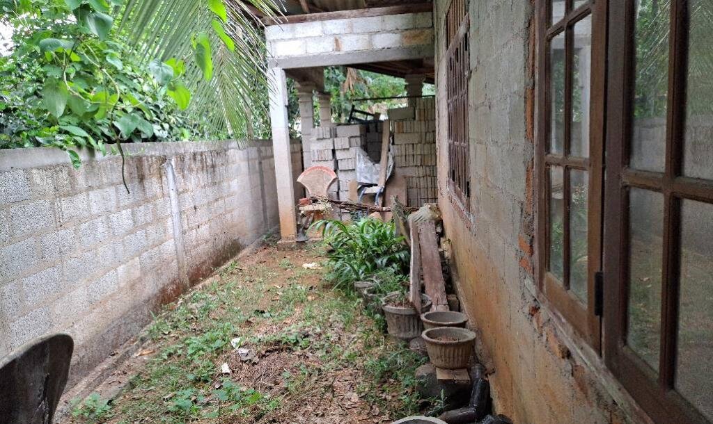 10 perches house for sale in Ganegoda area near 500 meters to Mirigama tree junction.-13