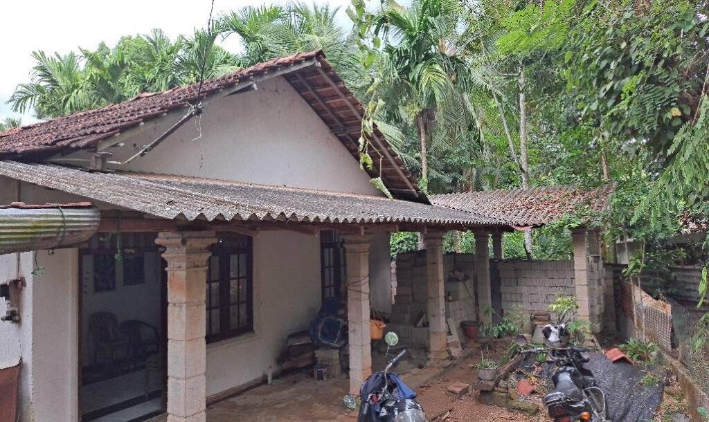 10 perches house for sale in Ganegoda area near 500 meters to Mirigama tree junction.-1