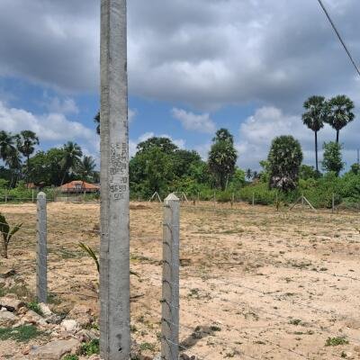யாழ்ப்பாணம் கே.கே.எஸ்   கடற்கரை முகப்போடு காணி விற்பனைக்கு.