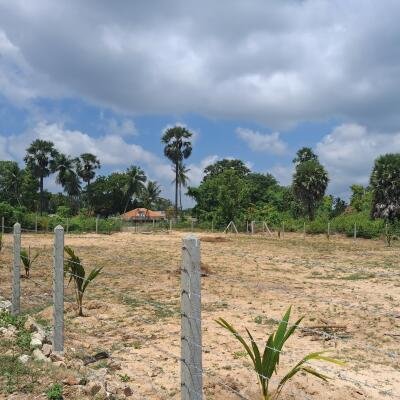 யாழ்ப்பாணம் கே.கே.எஸ்   கடற்கரை முகப்போடு காணி விற்பனைக்கு.