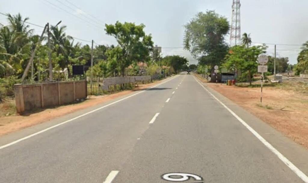 கிளிநொச்சி - பளை - புதுக்காடு சந்திக்கு அண்மையில் A9 வீதியில் வீதியோரமாக அமைந்துள்ள காணி விற்பனைக்கு உண்டு.-1