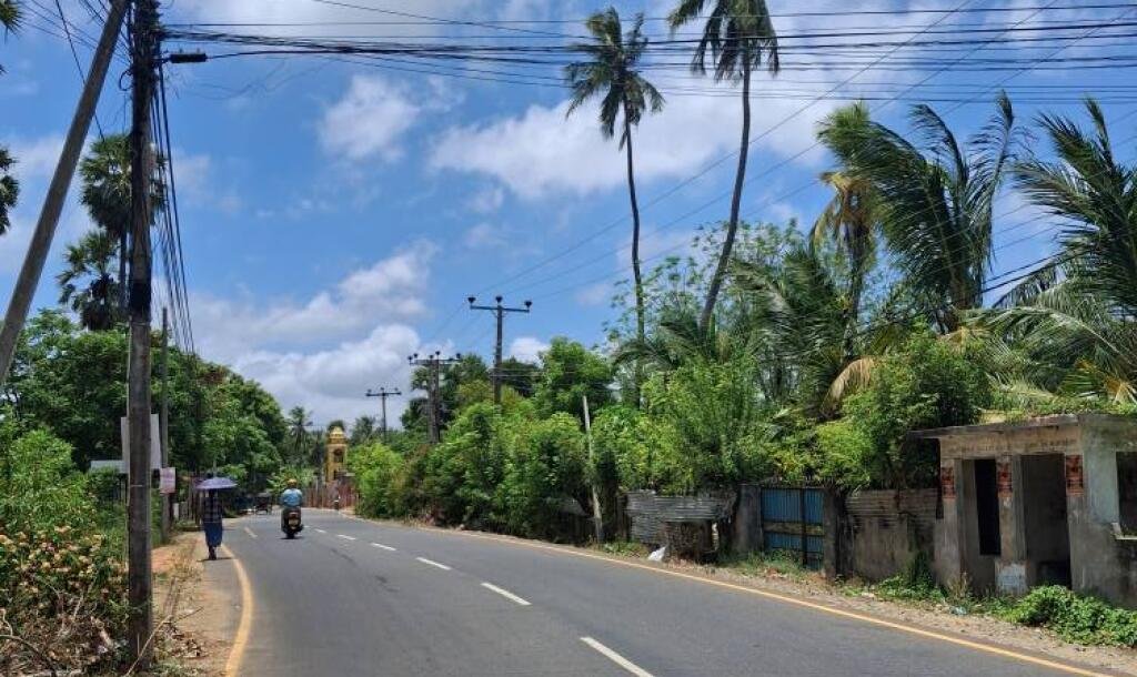 யாழ்ப்பாணம் உடுவில் மானிப்பாய் பிரதான வீதியிலிருந்து 300 மீட்டர் தூரத்தில்  காணி விற்பனைக்கு-2