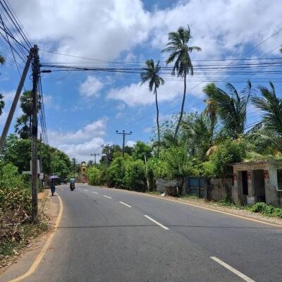 யாழ்ப்பாணம் உடுவில் மானிப்பாய் பிரதான வீதியிலிருந்து 300 மீட்டர் தூரத்தில்  காணி விற்பனைக்கு