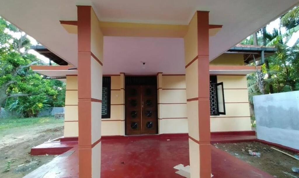 மானிப்பாய் சந்திக்கு அருகாமையில் 50M தூரத்தில் 2 3/4 பரப்பு காணியில் அழகிய வீடு விற்பனைக்கு உண்டு-4