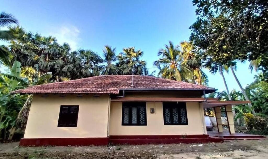 மானிப்பாய் சந்திக்கு அருகாமையில் 50M தூரத்தில் 2 3/4 பரப்பு காணியில் அழகிய வீடு விற்பனைக்கு உண்டு-3