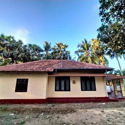 மானிப்பாய் சந்திக்கு அருகாமையில் 50M தூரத்தில் 2 3/4 பரப்பு காணியில் அழகிய வீடு விற்பனைக்கு உண்டு