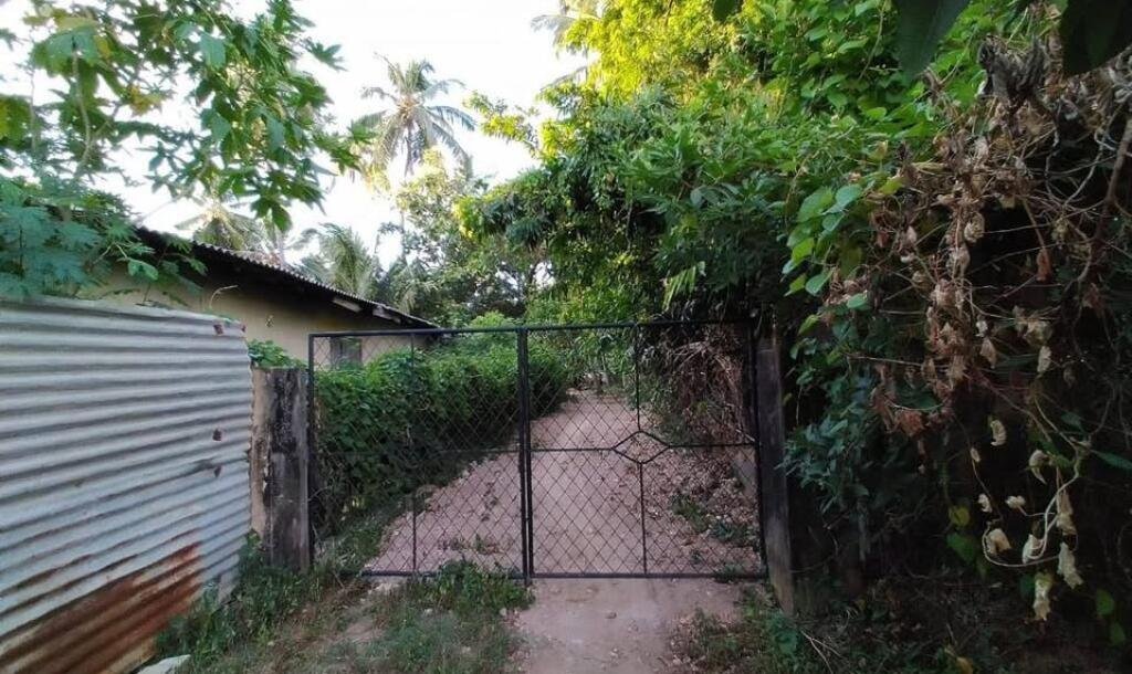 மானிப்பாய் சந்திக்கு அருகாமையில் 50M தூரத்தில் 2 3/4 பரப்பு காணியில் அழகிய வீடு விற்பனைக்கு உண்டு-2