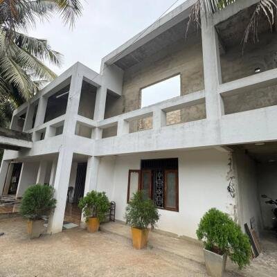 யாழ்ப்பாணம் மாம்பழம் சந்திக்கு அருகாமையில் A9 பிரதான வீதியில் புதிய வீடு விற்பனைக்கு உண்டு