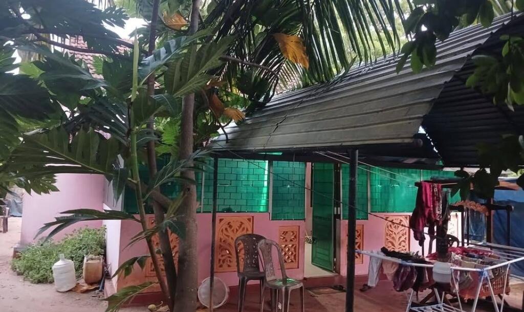 யாழ்.பருத்தித்துறை சாரையடியில்  காணி #மேற்கு வாசல் வீட்டுடன் விற்பனைக்கு..-3
