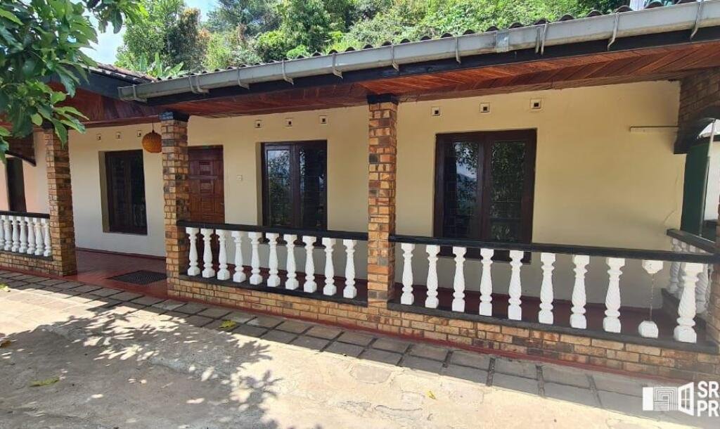 HOUSE FOR SALE IN BANDARAWELA!-1