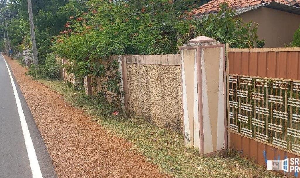 3 bedroom house for sale on 11 acres of land in Meesalai Puthur Junction Vembrai-1