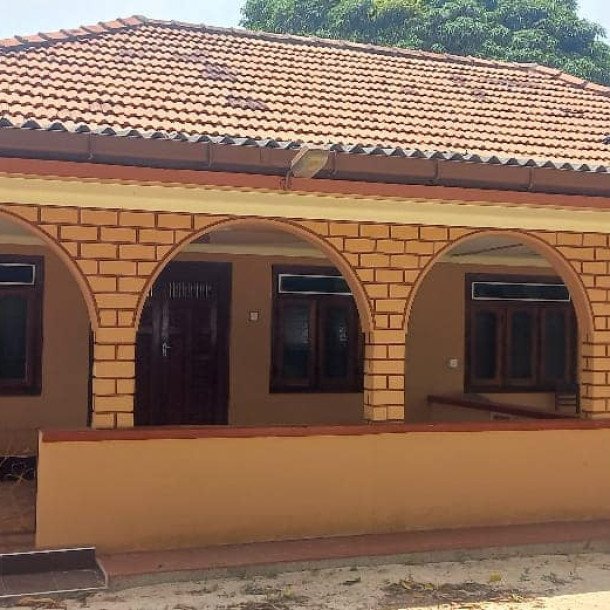 3 bedroom house for sale on 11 acres of land in Meesalai Puthur Junction Vembrai-10