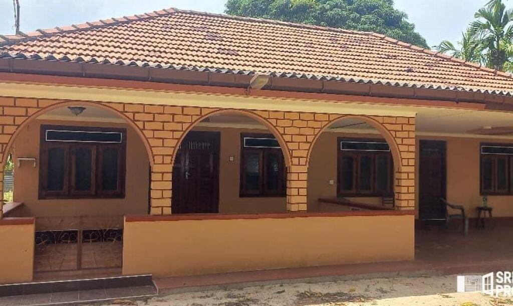 3 bedroom house for sale on 11 acres of land in Meesalai Puthur Junction Vembrai-4