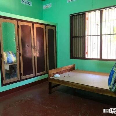 House with 6 rooms for sale near Nelliadi Malusandi on 4 acres of land.